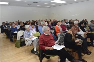 Oltre un centinaio i partecipanti allo scambio di informazioni presso l'Aula Magna della Scuola professionale provinciale "Emmanuel Levinas" a Oltrisarco a Bolzano (Foto: USP/M.Diquirico)