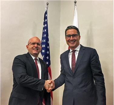 Il console generale degli USA a Milano, Philip Reeker, con il presidente Kompatscher. Foto: USP/dh