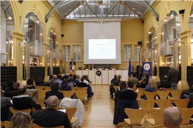 Il saluto del presidente Arno Kompatscher durante l'incontro con li incaricati dei Comuni agli affari comunitari
