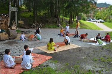 Bambini e giovani sono tra i principali destinatari delle iniziative connesse ai parchi naturali (Foto Ufficio parchi naturali)