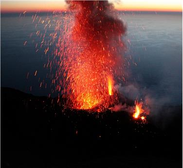 Immagine di un vulcano in eruzione
