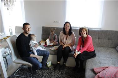 La famiglia Ausserer con l'assessora Deeg (Foto USP)