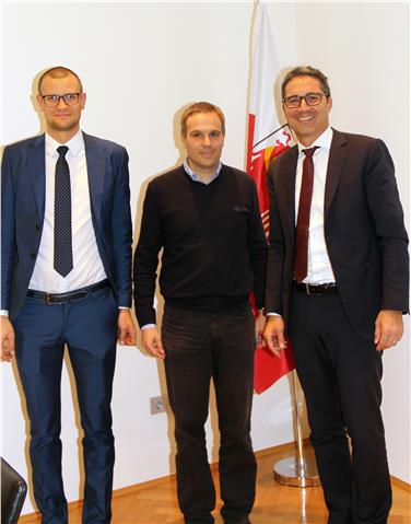 Il presidente del Collegio dei costruttori edili Markus Kofler (al centro), il direttore Thomas Hasler e il presidente Kompatscher. Foto: USP/mgp