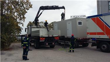 Il montaggio dei container a Tolentino (Foto Agenzia protezione civile)