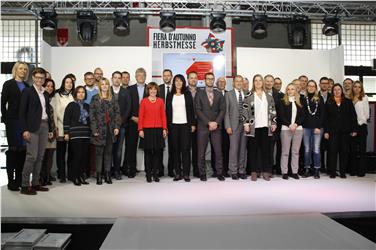 Foto di gruppo per le 16 aziende certificate con l'audit famigliaelavoro (Foto USP/rm)