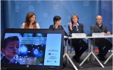 Christa Ladurner, Petra Frei, Martha Stocker e Robert Peer hanno presentato i risultati dello studio "Sostegno famigliare precoce in Alto Adige"