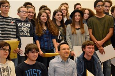 L'assessore  Christian Tommasini con i giovani premiati