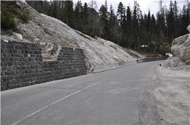 Sarà più sicura la strada che porta al Passo Valparola (Foto USP)