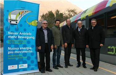 Presentazione lavori elettrificazione (d.s.): Walter Weiss, Joachim Dejaco (direttore STA), Andreas Tappeiner (presidente Comprensorio Val Venosta), Valentino Pagani (direttore Dipartimento Mobilità) e Dieter Pinggera (sindaco Silandro) Foto:USP/rc