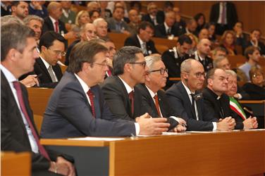 I tre presidenti dell'Euregio con Juncker al convegno su autonomia e federalismo (Foto USP/Oskar Verant)