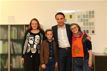 (Da sin.) la sindaca di MiniBZ, Giulia Dall'Ara, e l'assessore alle finanze, Roberto Mazzaroppi, con l'assessore Philipp Achammer e Laura Sedda del VKE