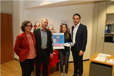 L'assssore Philipp Achammer (a dx) con la vincitrice Nadine Dapoz assieme al direttore della Ripartizione Cultura tedesca, Volker Klotz (2. da sx) e Helga Hofmann dell'Ufficio biblioteche e lettura (1. da sx). Foto: USP/I.Dejaco