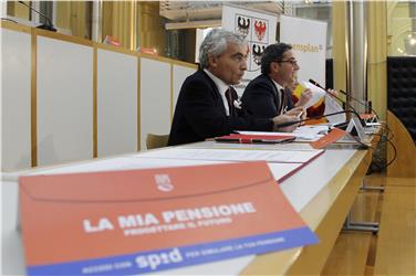 Il presidente Arno Kompatscher illustra i contenuti dell'accordo Regione-Inps, assieme al presidente Inps Tito Boeri e all'assessora Violetta Plotegher Foto Usp Mb