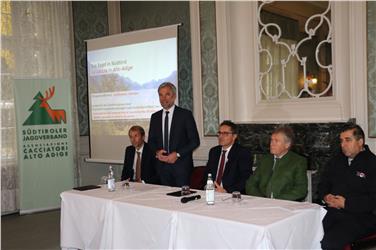 Da sinistra, il direttore di Dipartimento Klaus Unterweger, l'assessore Schuler, il presidente Kompatscher, il presidente dei cacciatori Marx, il direttore d'Ufficio Spagnolli. Foto: USP/mac