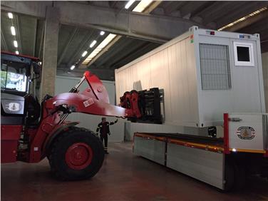 I preparativi della partenza di un convoglio della Protezione civile con i container (Foto CB-Agenzia PC)