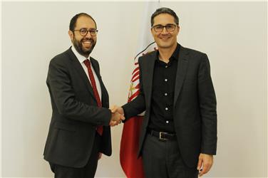 Stretta di mano fra il sottosegretario Nannicini e il presidente Kompatscher (Foto USP/mb)