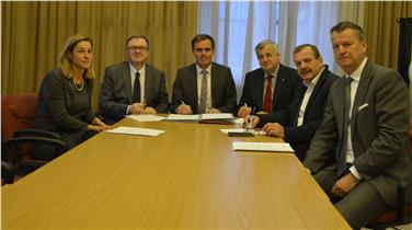 La firma con Elena Testor (Procuradora del Comun general de Fascia), Mauro Gilmozzi, Richard Theiner, Florian Mussner, Roland Demetz, Andrea Weiss (direttore APT Val di Fassa). Foto USP/David Rabanser
