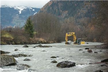 A Stilves è stata avviata la posa di massi ciclopici per migliorare l'allestimento delle rive e rendere più strutturato il letto dell'Isarco (Foto: USP/Sistemazione Bacini Montani Nord))