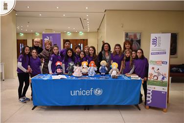 Lo stand dell'UNICEF allestito presso il Teatro comunale