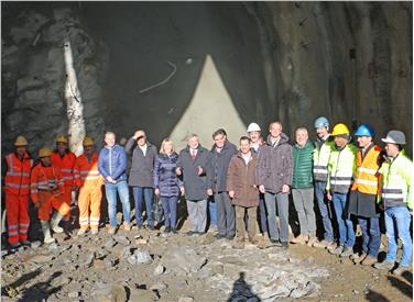 L’assessore Florian Mussner assieme a tecnici e progettisti dopo il primo brillamento per la perforazione del nuovo tunnel sulla strada provinciale a San Pancrazio (FOTO: USP/A.Schrott)