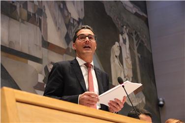 Il presidente Kompatscher illustra la Relazione al bilancio in Consiglio provinciale (Foto USP/rm)