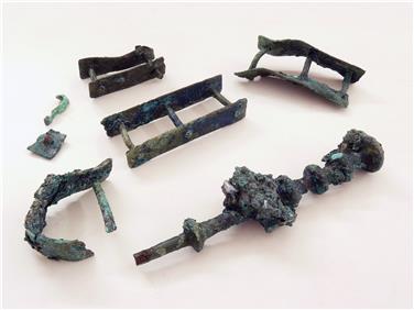 Corredo da una tomba: spillone in bronzo, lamina decorata (VII-VI secolo a.C.) - Foto: USP/Ufficio Beni Archeologici