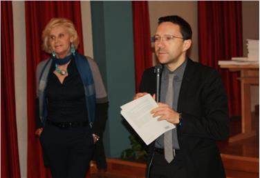 L'assessore Christian Tommasini e la dirigente scolastica, nonché co-autrice del libro, Mirca Passarella
