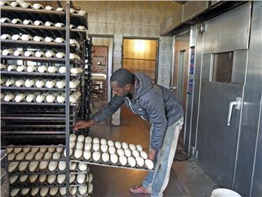 Dal carcere al panificio: la Provincia di Bolzano sostiene un progetto di formazione in Camerun (Foto USP)