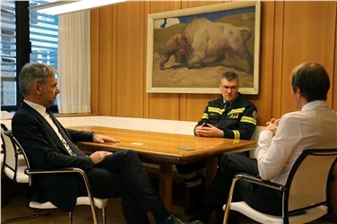 Del futuro del Corpo permanente dei Vigili del Fuoco hanno parlato l'assessore Schuler (sx) con il vicecomandante Florian Alber (centro) e il direttore di Dipartimento Unterweger (dx) -Foto: USP