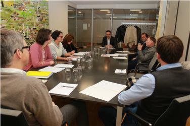 L'assessore Achammer (al centro) a confronto con direttivo Comunità di lavoro dei Convitti altoatesini "a*sh" sulle prospettive per il futuro(Foto: USP/M.Ebert)