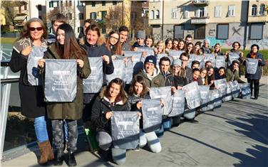 Agli studenti degli istituti superiori "Maria Hueber" e "Max Valer" di Bolzano, qui sui Prati del Talvera, è stata consegnata la sacca da ginnastica dell'azione "Respect!" conro la violenza di genere