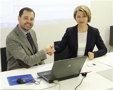 Stretta di mano dopo la firma digitale della convenzione fra Thomas Mathà e Paulina Schwarz (Foto USP/mgp)