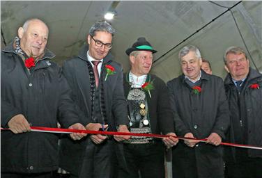 Il taglio del nastro da parte delle autorità per la nuova statale della Val Sarentino (Foto USP/rc)