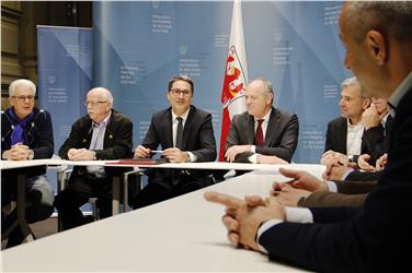 Intesa per utilizzo e manutenzione dei sentieri: Sartori, Simeoni, Kompatscher, Tiefenthaler e Schuler (Foto USP/mb)