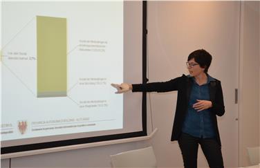 Petra Frei, direttrice dell’ Ufficio per la Tutela dei minori e l’inclusione sociale, illustra i dati riferiti all'assistenza di minori e per l'inclusione (Foto: USP/B.Franzelin)
