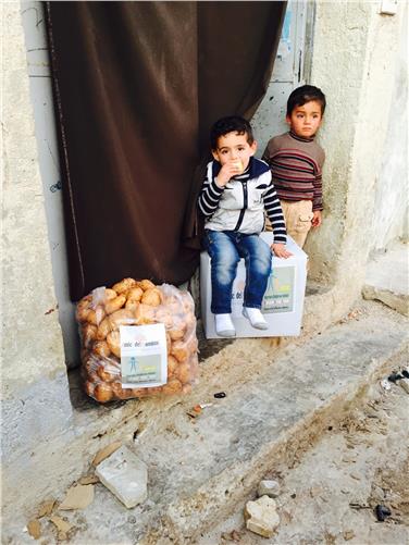 Bambini nella zona di Aleppo con gli aiuti alimentari forniti dall'Ai. Bi.