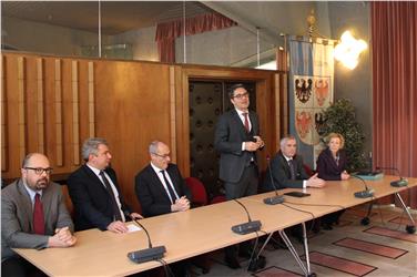 Il saluto della giunta ai dipendenti della Regione nella sede di Trento Foto Usp