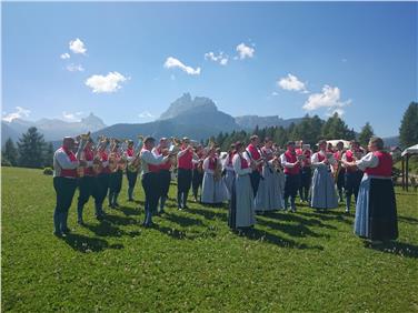 La banda musicale di Moena durante un'esibizione estiva Foto Fb Banda musicale di Moena