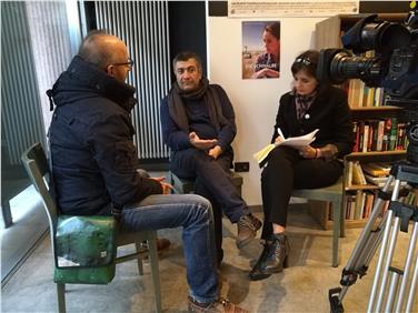 Un momento dell'intervista al regista al regista Mano Khalil Foto Euregio