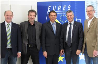 La cooperazione transfrontaliera nel campo del mercato del lavoro realizzata sinora grazie a Eures TransTirolia si esplicherà in futuro attraverso l’Euregio. Nella foto il Comitato direttivo di Eures TransTirolia
