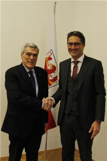 Foto ufficiale: la visita di commiato del questore Lucio Carluccio al presidente Arno Kompatscher (Foto USP/mb)