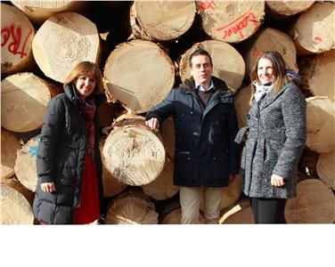 Audit famigliaelavoro: Waltraud Deeg con Michael Egger e Nadia Rier della Sarner Holz (Foto USP)