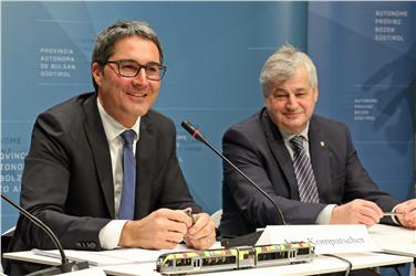 Collegare l’Alto Adige al suo interno e verso l’esterno unendo mobilità e qualità di vita, obiettivo per la mobilità futura della Provincia. Presidente Kompatscher e assessore Mussner presentano progetti (Foto: USP/R.Clara)