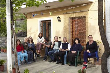 Nell'azienda agricola convivono tre generazioni; i giovani necessitano di nuone prospettive. La famiglia Zef nel paese di Hajmel (Foto: USP/Cospe.org)