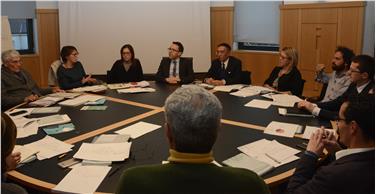 Prima seduta dopo la nomina e l’approvazione della nuova legge e relativi criteri per la Consulta culturale italiana presieduta dall'assessore Tommasini (4° da sx). Sottolineato ruolo di supporto alla politica culturale (Foto: USP/M.Diquirico)