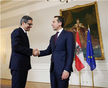 Stretta di mano fra il presidente Arno Kompatscher e il Cancelliere Christian Kern (Foto BKA/Andy Wenzel)