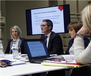 Anche il presidente Kompatscher ha partecipato all'ultima seduta della consulta per la famiglia (Foto USP/Elisabeth Parteli)
