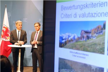 Disponibile da subito nuovo tavolo tecnico per il rilascio di pareri preventivi secono nuovi criteri di valutazione, presentati dall'assessore all'agricoltura e foreste Schuler (sx) e dall'assessore alla natura e paesaggio Theiner (Foto: USP/RT)