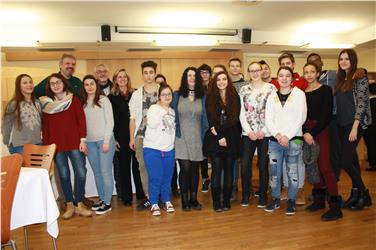 Gli studenti premiati assieme agli autori dei libri al centro dei cinque Booktrailer
