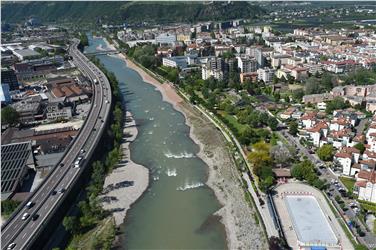 Gli interventi di sistemazione idraulica e di stabilizzazione dei muri di sponda dell'Isarco a Bolzano sono un intervento ambientale compensativo di SE Hydropower (Foto: USP/SistemazioneBaciniMontaniSud)